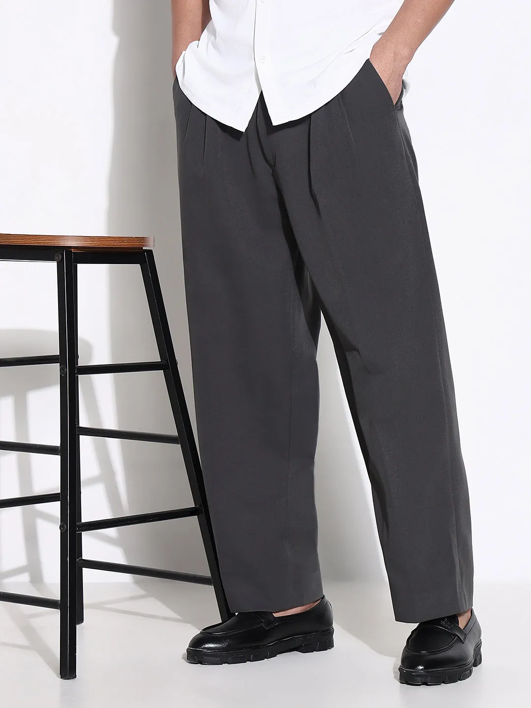 Men Grey Solid Loose Fit Low-Rise Pleated Trousers