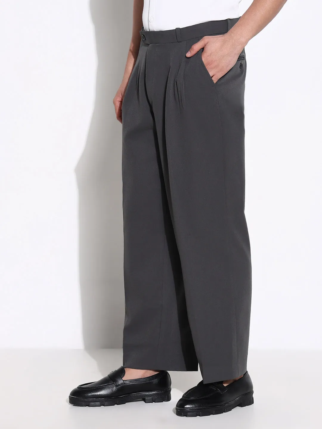 Men Grey Solid Loose Fit Low-Rise Pleated Trousers