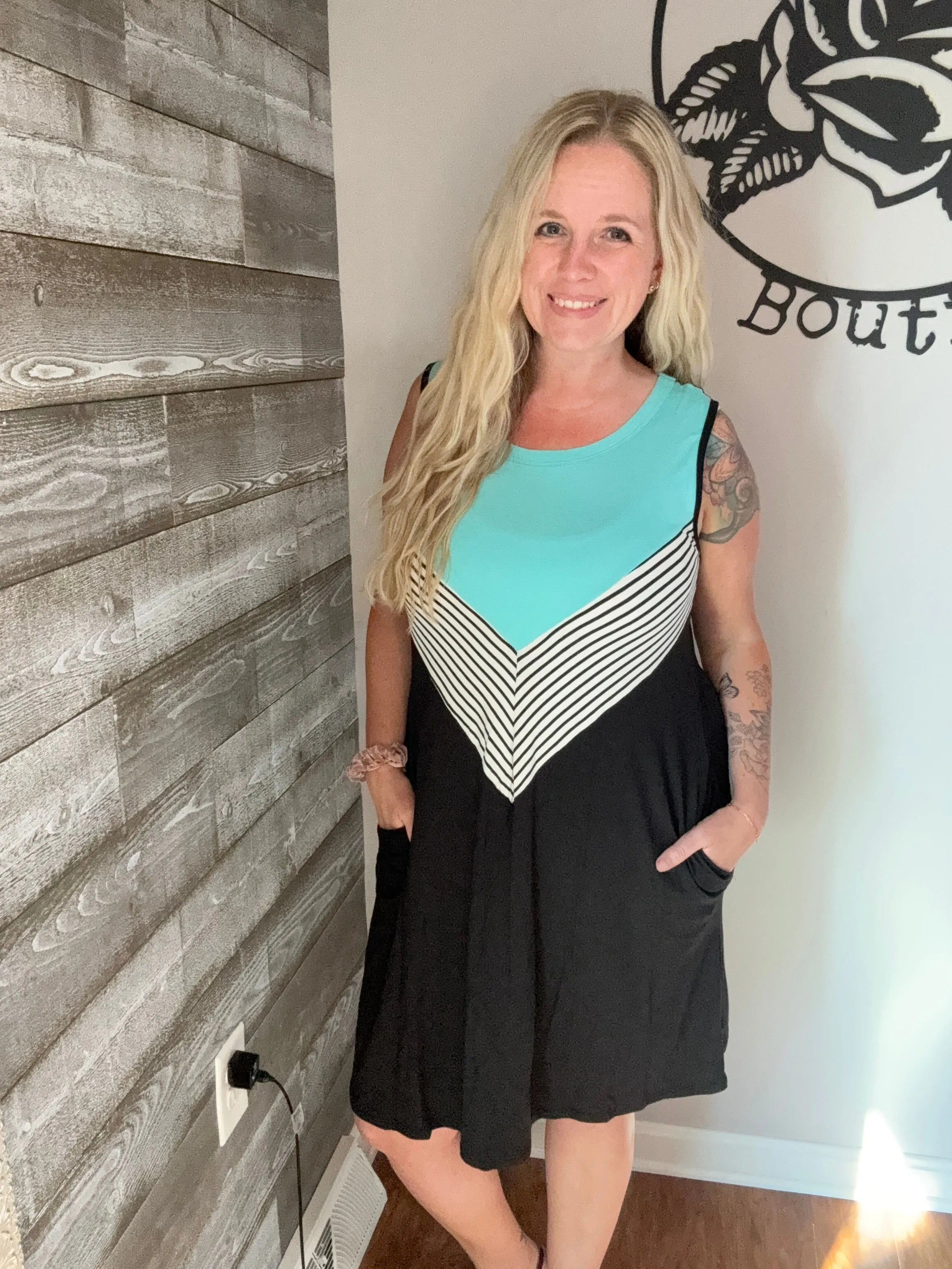 Mint chevron dress with pockets. S